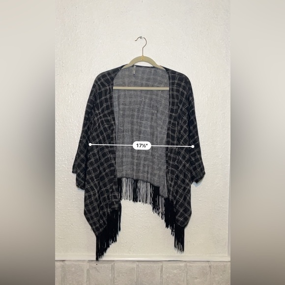 Motto black and white, short sleeve cardigan with fringe at bottom size large - Picture 3 of 8